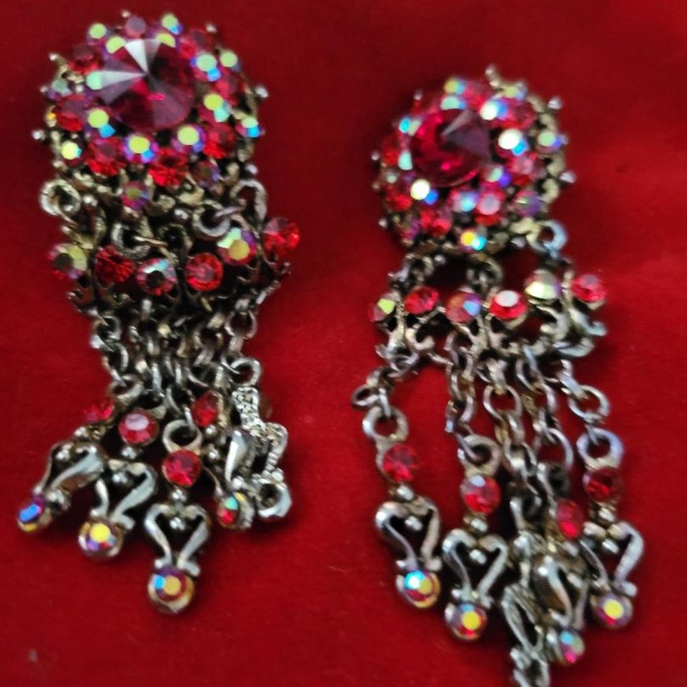 VINTAGE RED GLASS DANGLING CLIP ON EARRINGS
